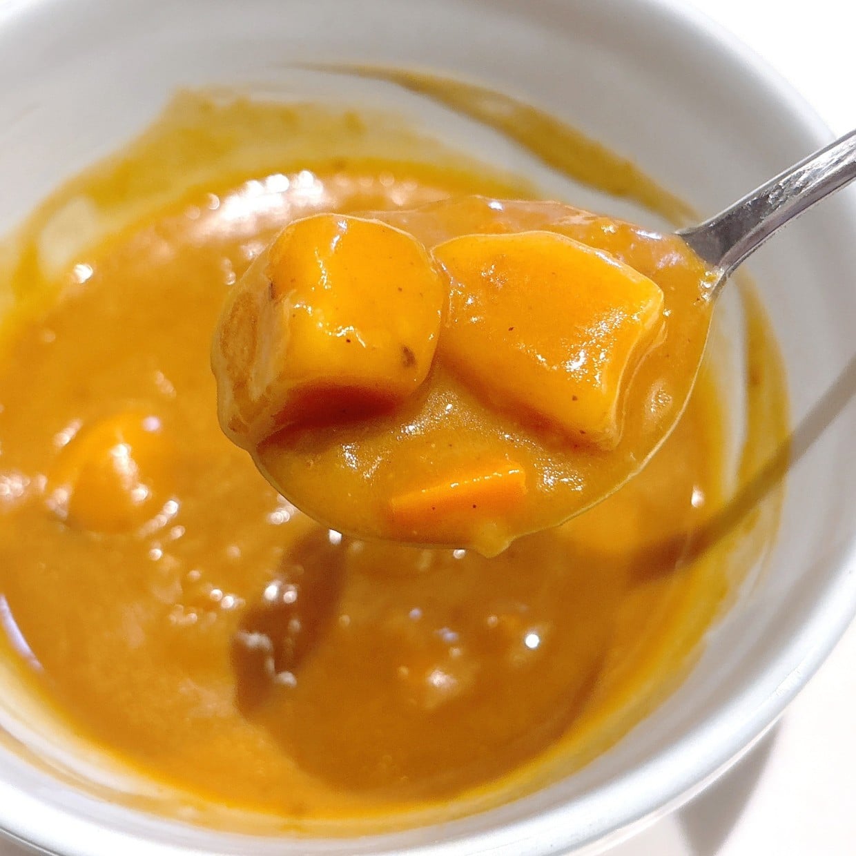  「1かけ加えるだけ」いつものレトルトカレーなのにコクがグンと増す裏ワザ「簡単アレンジ」「混ぜるだけ」 