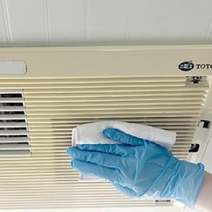 「浴室乾燥機」の溝に入り込む“ホコリとカビ”を隅々まで落とすピカピカ掃除術「見た目はきれいでも注意」