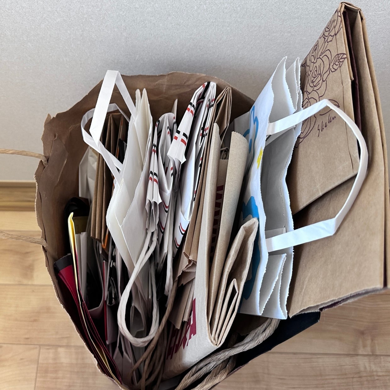  もう適当に放置しないよ。かさばる「紙袋」をサイズ別にコンパクトにする【収納のコツ】 