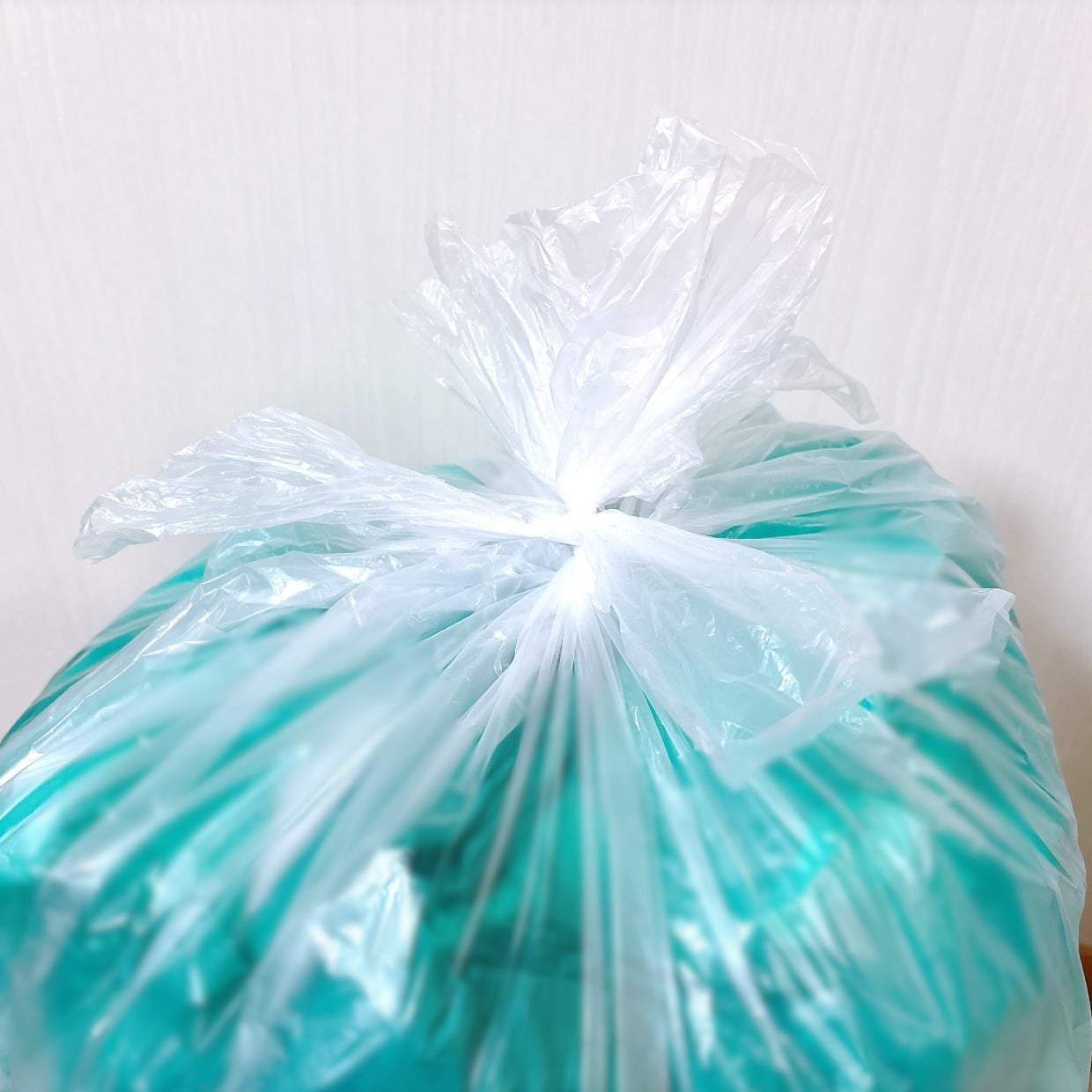  「取っ手なしゴミ袋」の口をラクに結ぶワザ→「30秒あればできる」「しっかり結べた」 