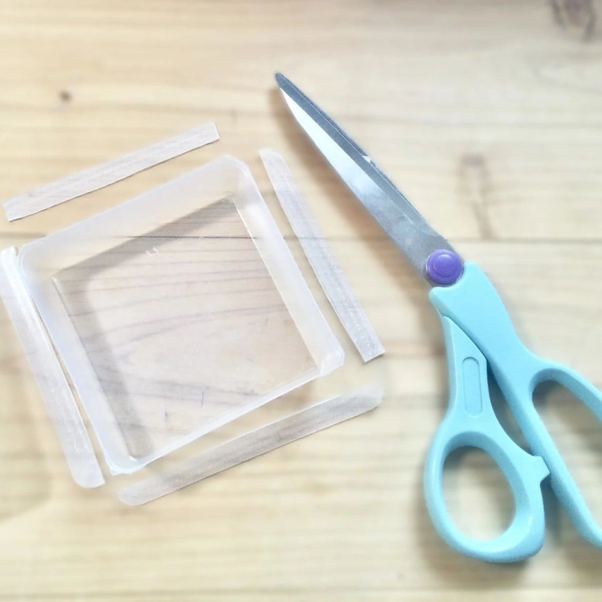 「豆腐の空き容器」の上部をハサミで切ると…？「もう捨てない」「すっきり！」