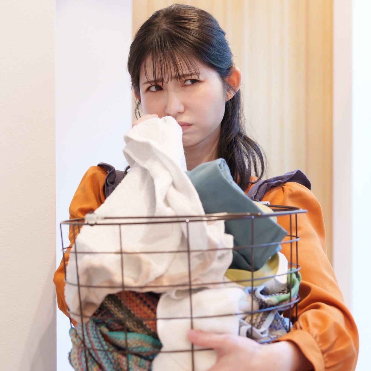  知るとイラっとしない。「また洗濯物“裏返し”で出してる…」→実は直さなくてOKな【2つのワケ】 