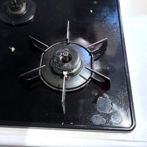 一本あればピカピカ清潔！「コンロ」のべっとり油はね・吹きこぼれ汚れをスルスル落とす【時短掃除法】