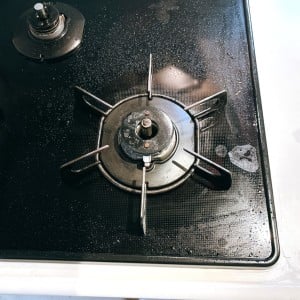 油汚れがスルスル落ちる！アルカリ電解水のラクラクコンロ掃除「1本あると便利」「サラピカ」
