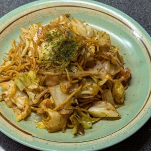 「最後に大さじ2加えるだけ」いつもの焼きそばがもっとおいしくなる意外な食材「クセになる味わい」