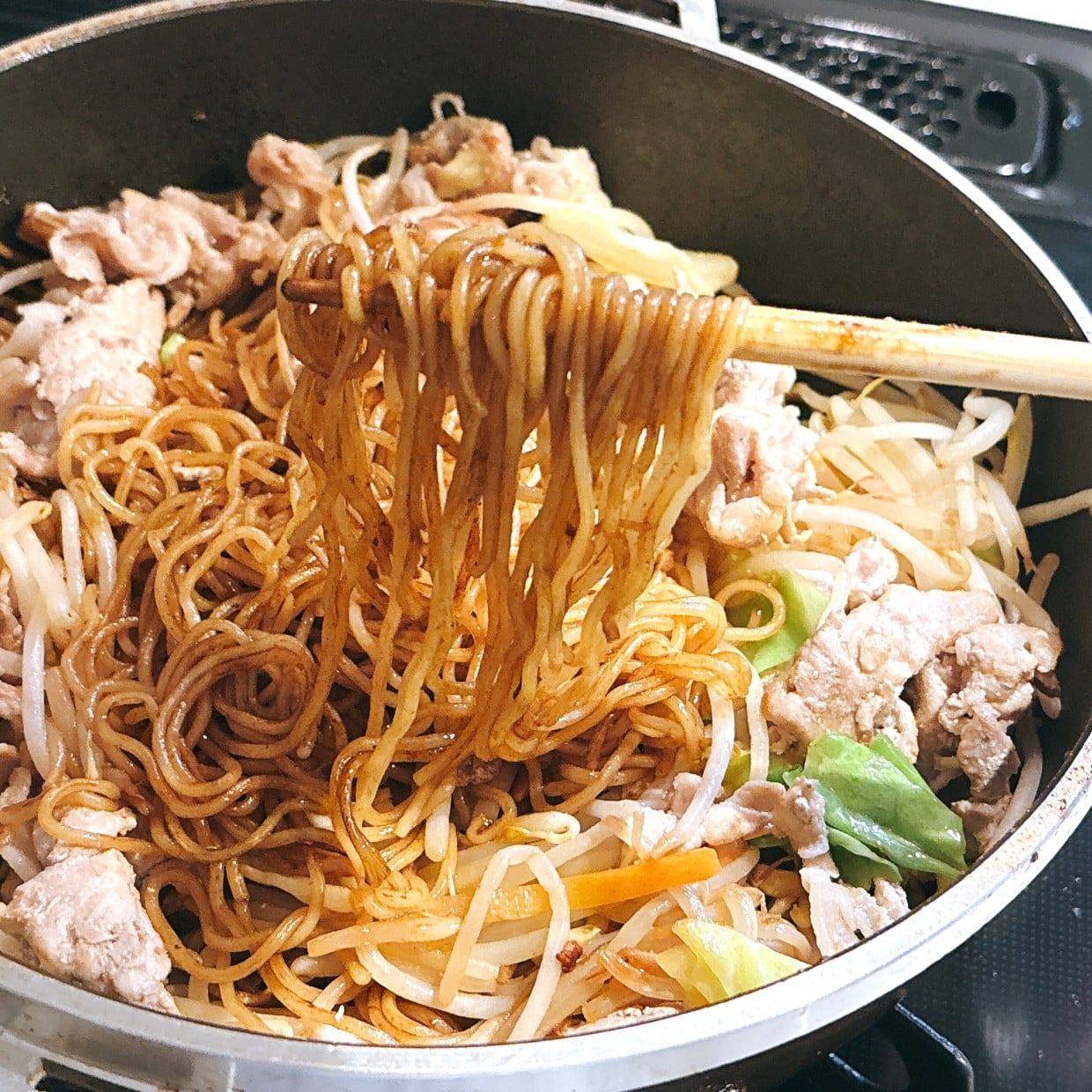  「大さじ1加えるだけ」焼きそばがもっちり仕上がる“意外な調味料”「水は使わない」「最後までおいしい」 