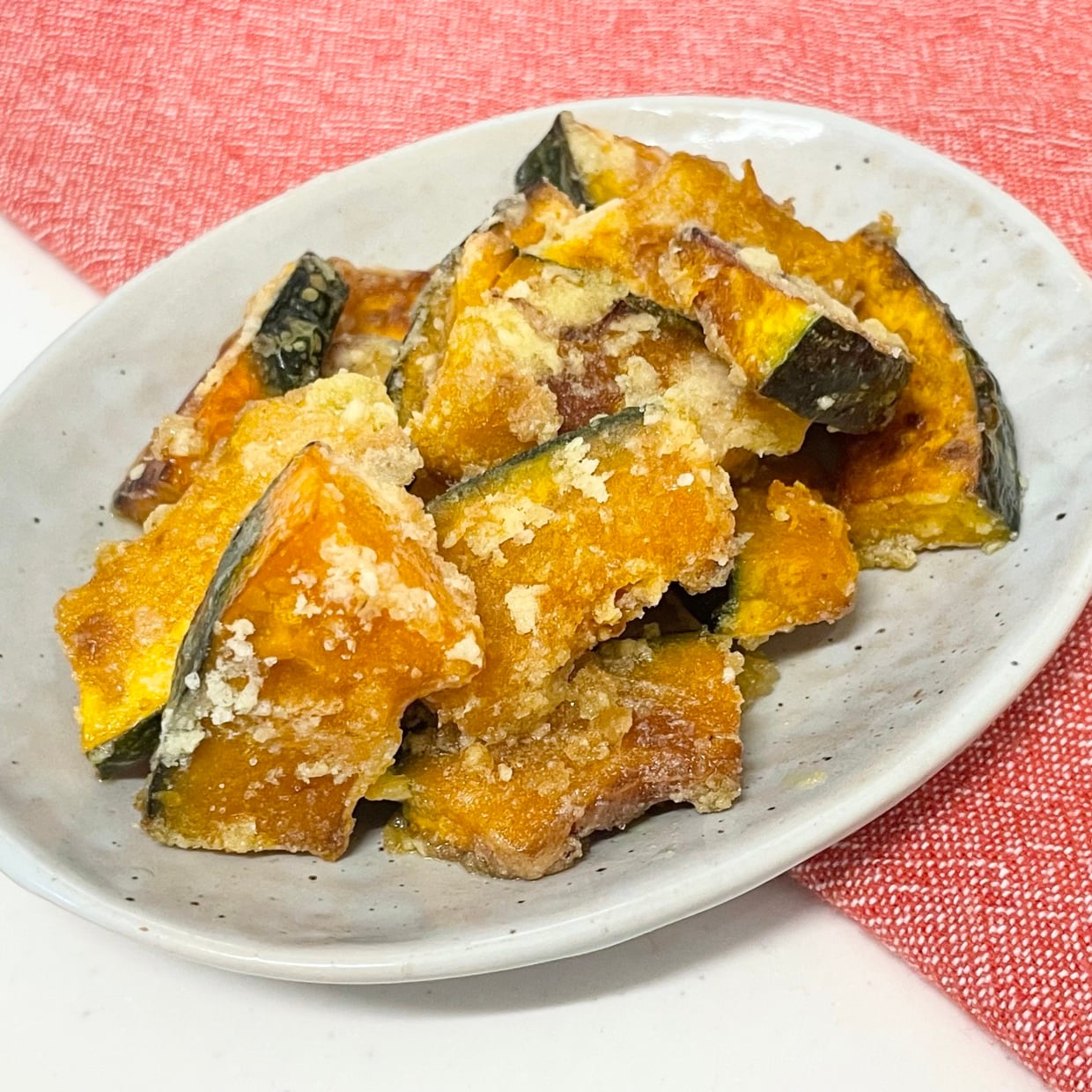  「かぼちゃ」をレンチンして焼くだけ！やみつきになる“調味料の組み合わせ”「冷めてもおいしい」 