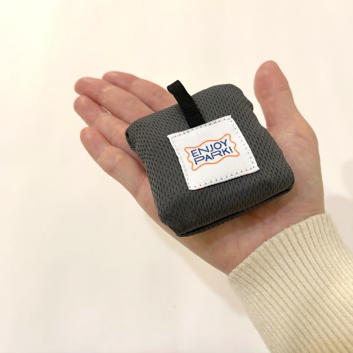  お花見や遠足に活躍間違いなし！【3COINS】の「コンパクトレジャーシート」が優秀「手のひらサイズ」 