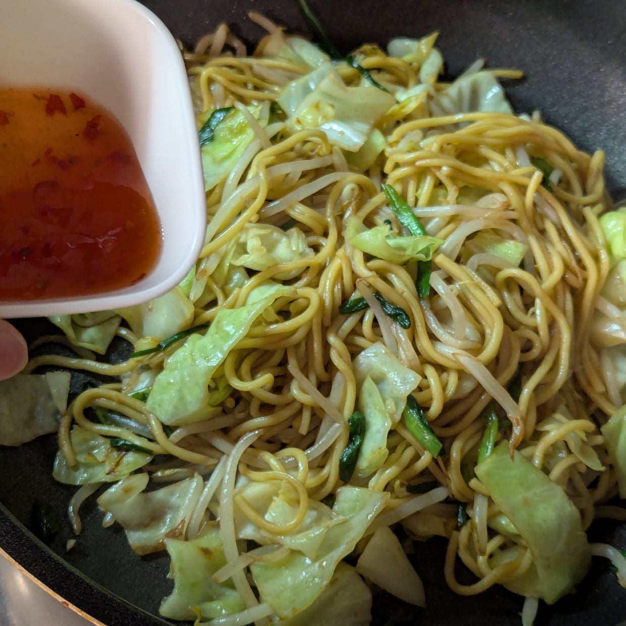  「大さじ2加えるだけ」いつもの焼きそばがプロ級の味に変わる意外な調味料「定番になりそう」 