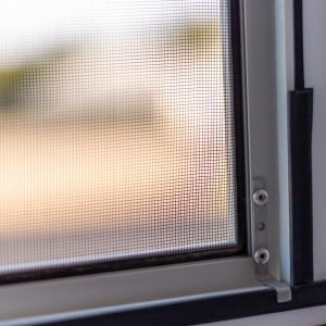 神アイテム過ぎでしょ。洗剤も水洗いも不要で「網戸」に溜まった汚れを“ごっそり落とす“【春の掃除テク】