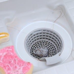 「お風呂の排水口」をヌメらせない“ふりかけ掃除術”「シュワシュワ」「軽い汚れのうちに」「臭いも防ぐ」