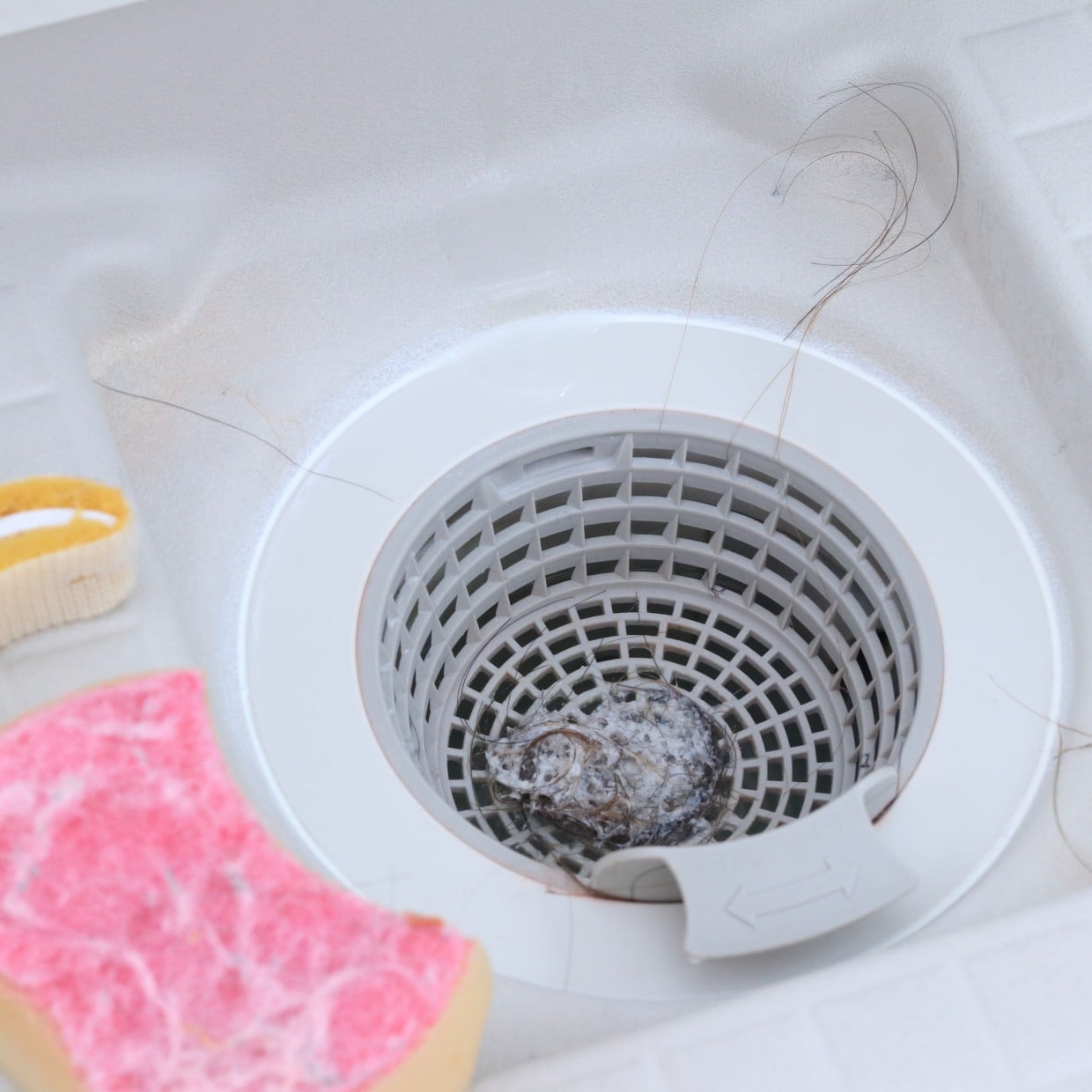  「お風呂の排水口」をヌメらせない“ふりかけ掃除術”「シュワシュワ」「軽い汚れのうちに」「臭いも防ぐ」 