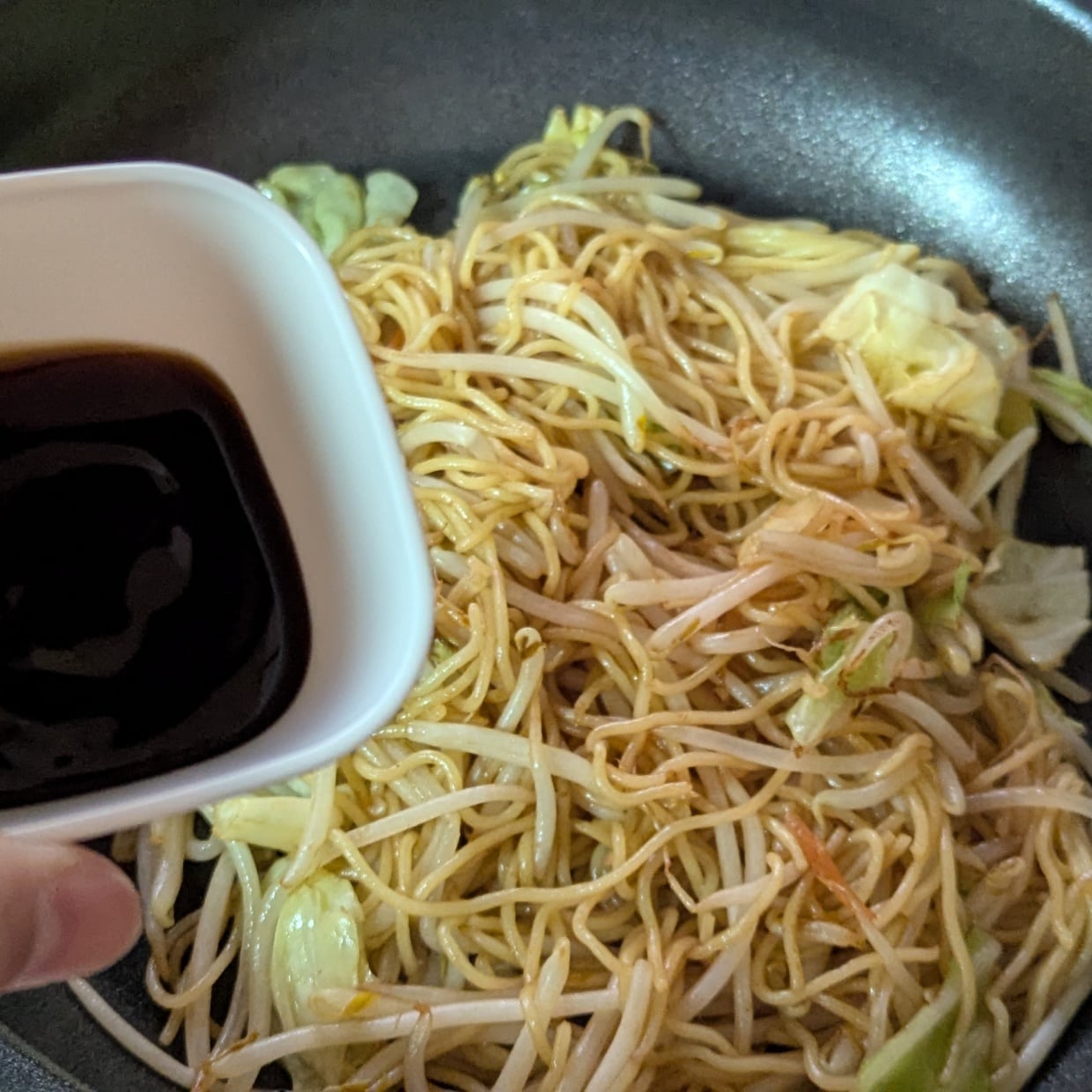  「大さじ1.5加えるだけ」いつもの焼きそばがコクうまに仕上がる調味料「本格的な味わい」 