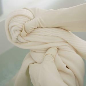 思い込みが“黄ばみ”の原因になる。「冬ニットのしまい洗い」でやりがちな【3つのNG習慣】