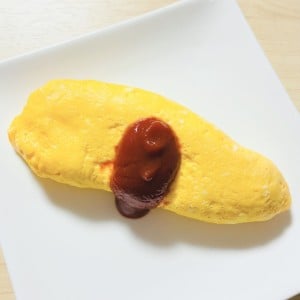 もうフライパン使わない。ツルンときれいな“オムレツ”を作る裏ワザ「卵が固まるのを待てば完成」