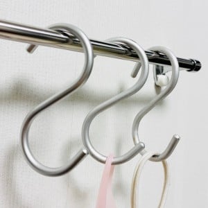急いで取っても落ちない！家にある身近なアイテムで「S字フック」が“ピタッととまる”裏ワザ