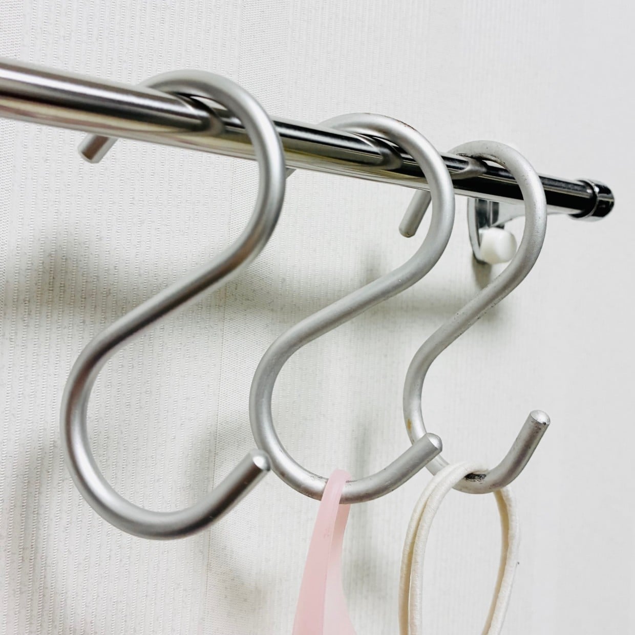  急いで取っても落ちない！家にある身近なアイテムで「S字フック」が“ピタッととまる”裏ワザ 