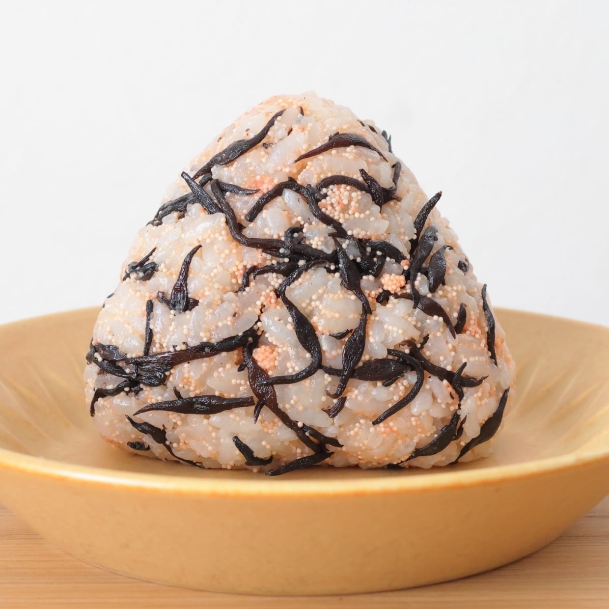  朝「おにぎり」に入れると満足感が上がる。“カルシウムや食物繊維がたっぷりな食材”とは？ 