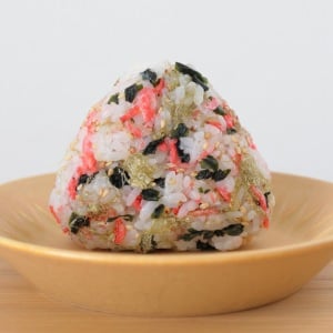 朝の「おにぎり」に混ぜるだけ！栄養がアップする“食物繊維たっぷり食材”とは？