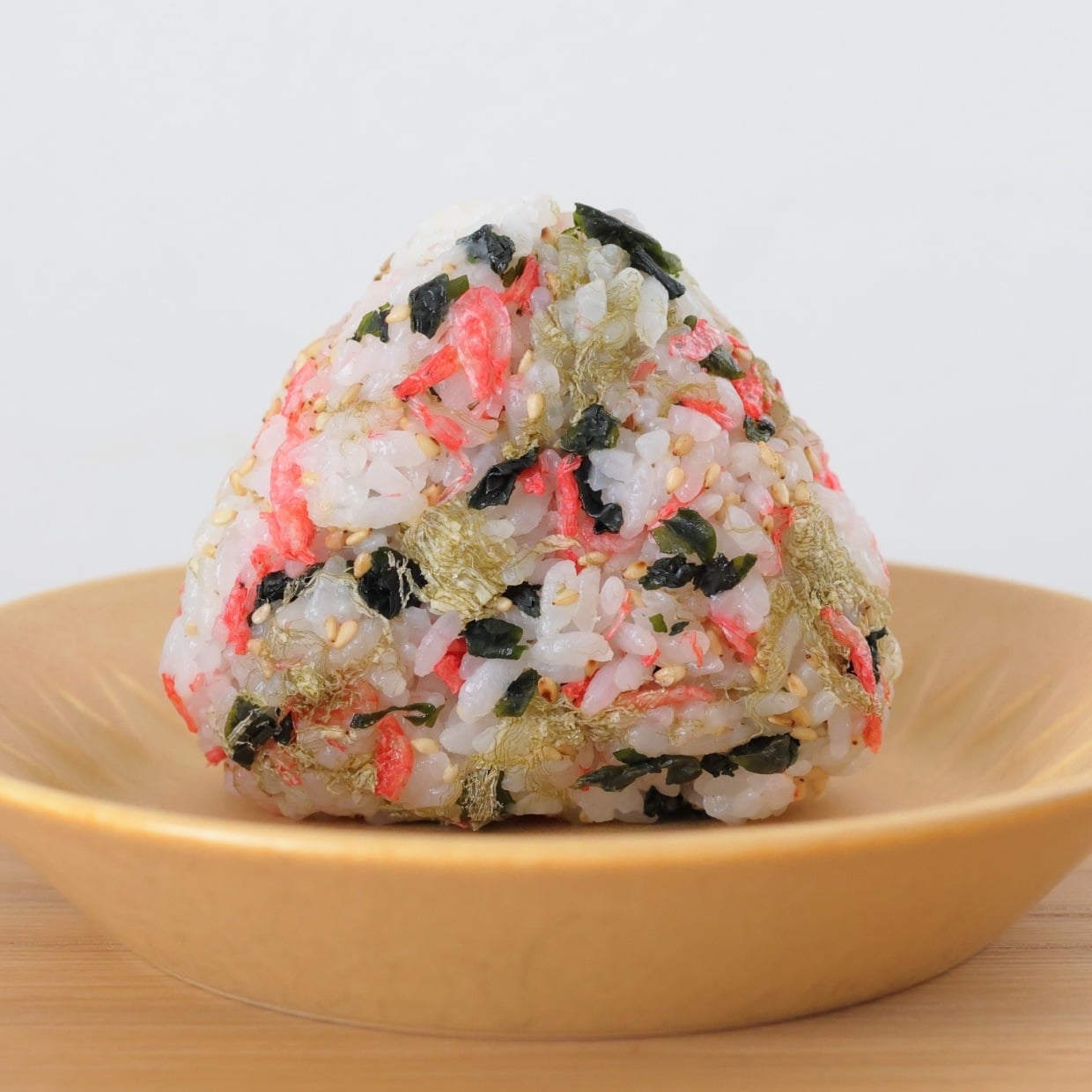  朝の「おにぎり」に混ぜるだけ！栄養がアップする“食物繊維たっぷり食材”とは？ 