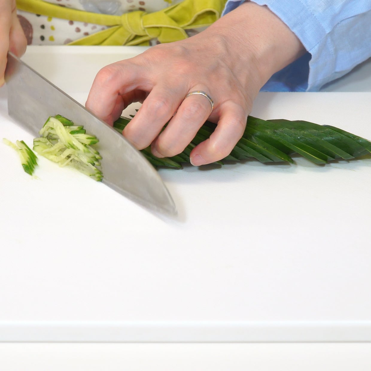  包丁じゃないの？もう「きゅうり」の“千切りの太さ”がバラバラにならない！目からウロコの切り方 