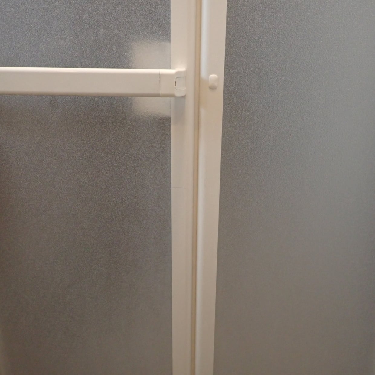  特別な洗剤は使わない！浴室扉の「曇りガラス」をザラザラにする“3つの汚れ”をスルスル落とす掃除のコツ 