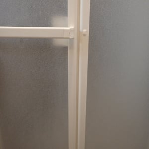 特別な洗剤は使わない！浴室扉の「曇りガラス」をザラザラにする“3つの汚れ”をスルスル落とす掃除のコツ