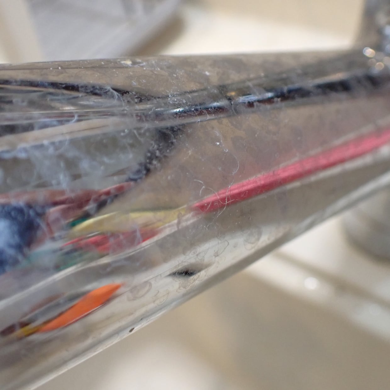  洗剤も力も不要！“蛇口の水アカ”をスッキリ落とす方法「ピカピカに輝く」「手触りつるん」 