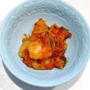 もう毎日入れてる。「キムチ」と一緒に食べると“腸がさらによろこぶ”食材とは？