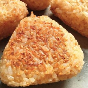 「大さじ2入れるだけ」いつもの“焼きおにぎり”が甘辛い味でもっとおいしくなる調味料「醤油より好き」