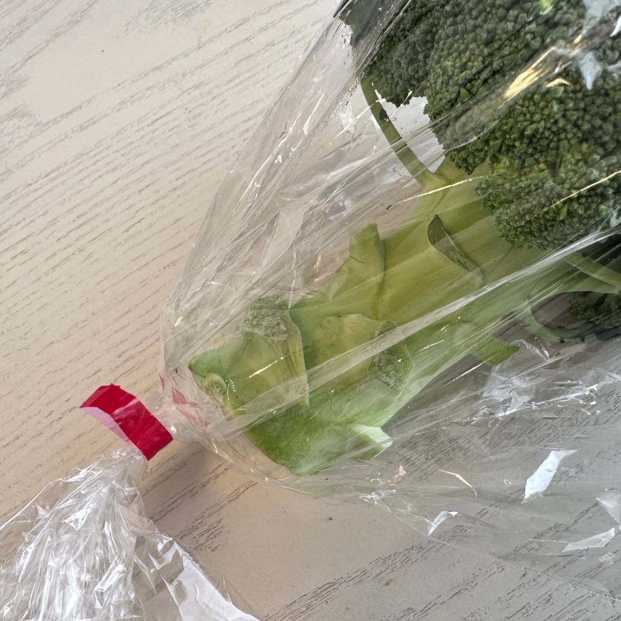 【ハサミ不要】野菜袋のはがれにくい「テープ」を5秒ではがすワザ