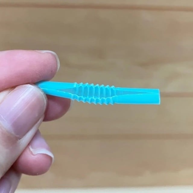  余った「ストロー」の曲がる部分を3～4センチ切るだけで…？「食事に役立つ」「蛇腹がいい仕事する」 