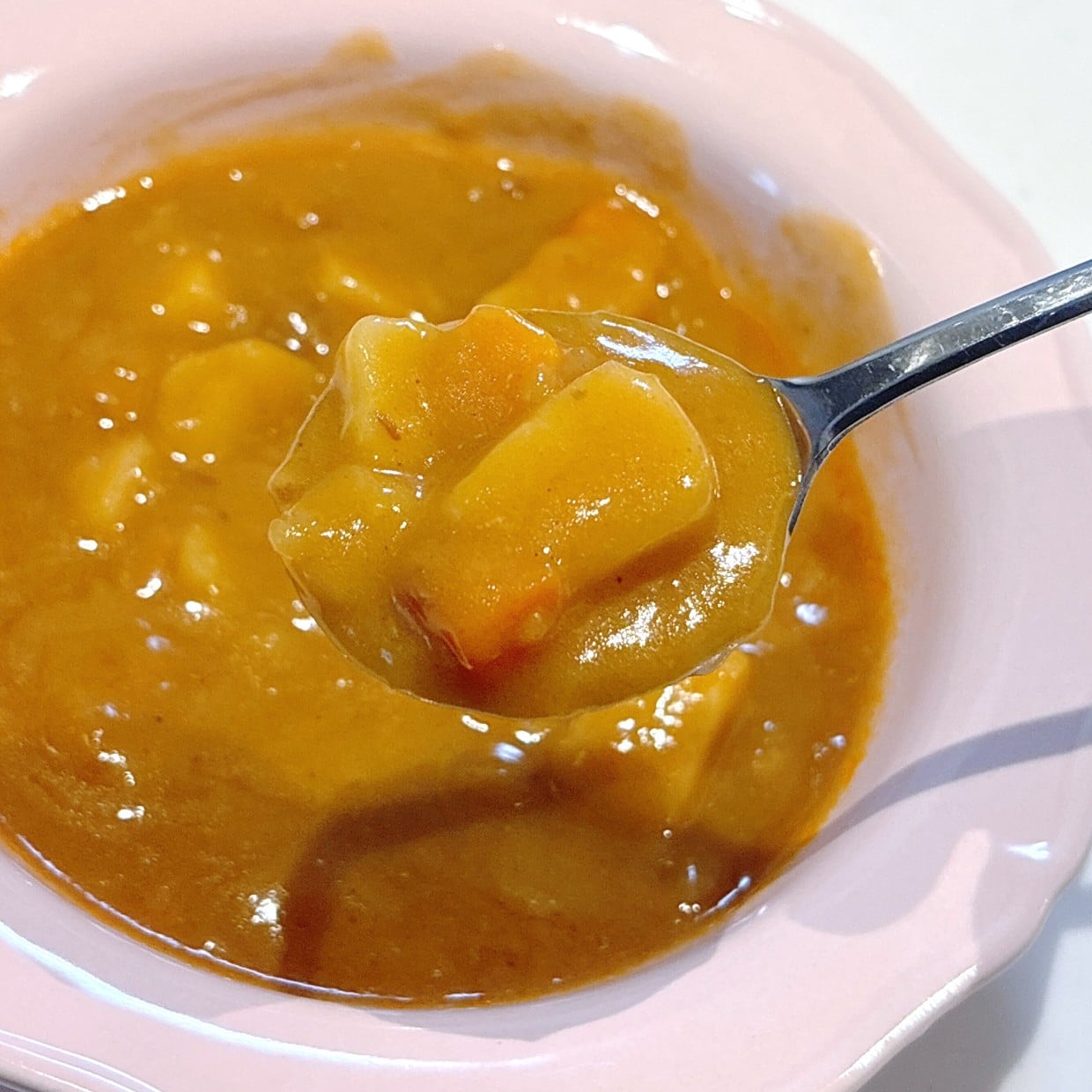  「ひとかけら加えるだけで贅沢気分」いつものレトルトカレーが“リッチな味わい”に変化する裏ワザ 