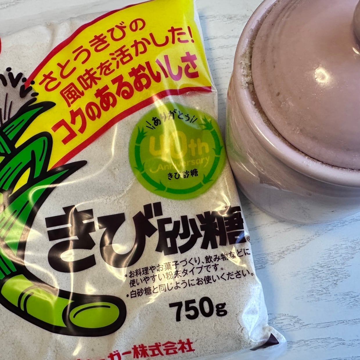  道具なしで中身をこぼさない。「開封済み調味料」の“袋”を簡単に閉じる裏ワザ「手軽にできる」 