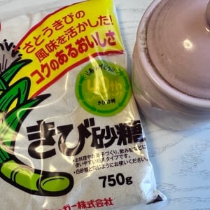 道具なしで中身をこぼさない。「開封済み調味料」の“袋”を簡単に閉じる裏ワザ「手軽にできる」