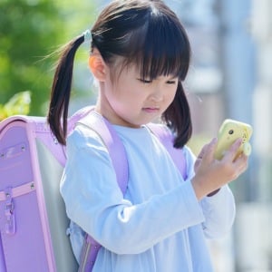 新年度に知りたい。子どもの「GPS・スマホ」選びのコツと節約法3選【お金のプロが解説】