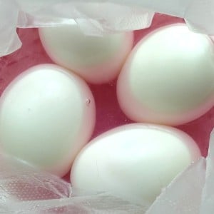 いつも捨ててたよ。味も見た目も新感覚！捨てがちな“液体”で作る「ピンク味玉」の作り方