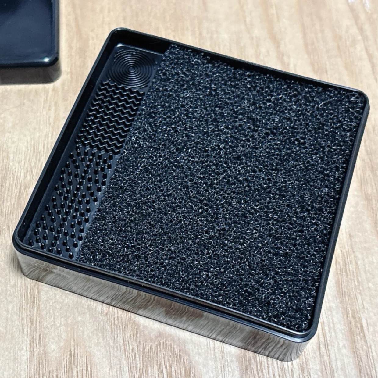  ダイソー“謎の黒いスポンジ”が画期的。「洗わなくてラク」「朝助かる！」 