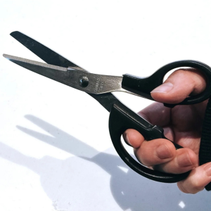 ダイソーの「軽い力で固いものも切れるハサミ」でダンボールは切れるのか？【リアル検証】