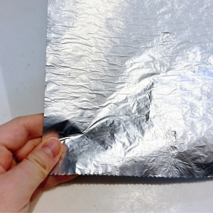 ダイソーの“アルミホイルに似たアイテム”が大正解！「もうラップに戻れないよ」