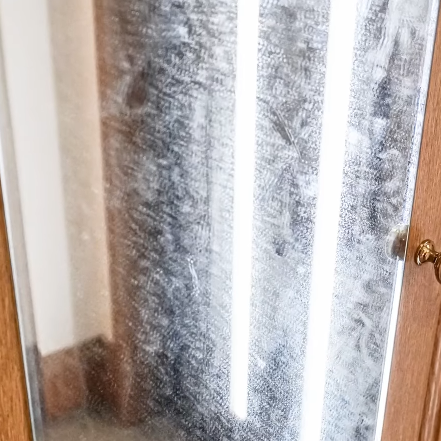  拭き跡を残さない！「玄関の鏡」に“べったりついた手アカ”を家にある洗剤でピカピカにする簡単掃除術 