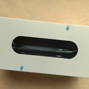 次は捨てずに活用する。「ティッシュの空き箱」を2つに切るとトイレで活躍する【意外な使い道】