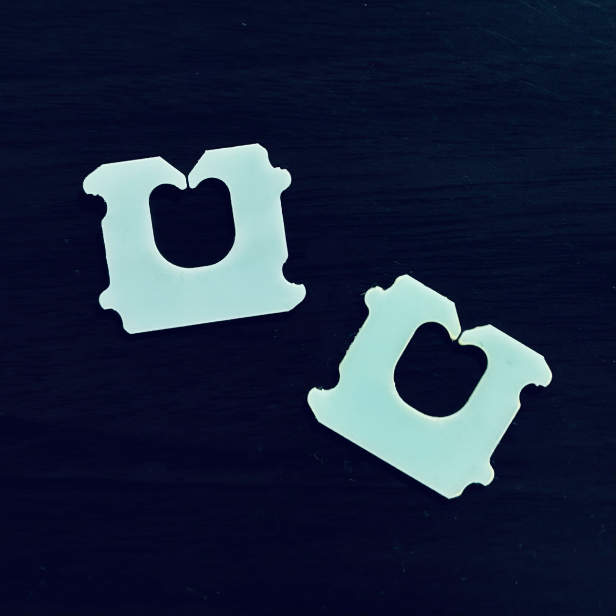  次は捨てないよ。「パンの留め具」に両面テープをつけると“実用的な便利アイテム”に大変身【使い道3選】 