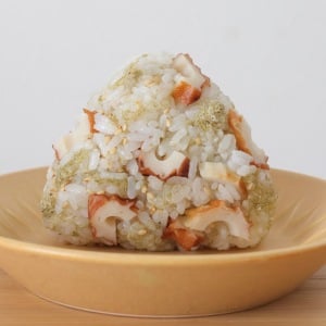 ひとつまみ混ぜるだけ！朝のおにぎりがもっとおいしくなる食物繊維がとれる食材「1つで大満足」