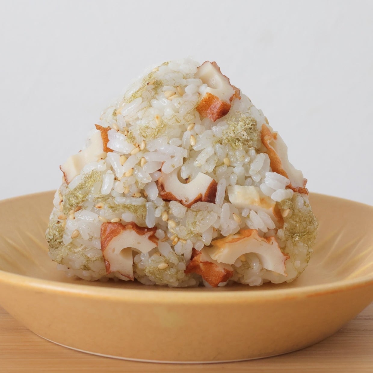  ひとつまみ混ぜるだけ！朝のおにぎりがもっとおいしくなる食物繊維がとれる食材「1つで大満足」 