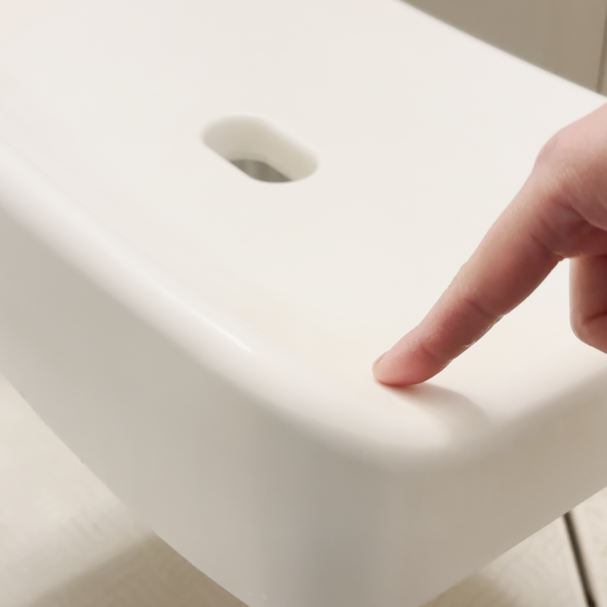  「お風呂イス」の“ザラつき”は石けんカス・皮脂汚れ・水アカの重なり。力をいれずにスルンと落とす掃除術 