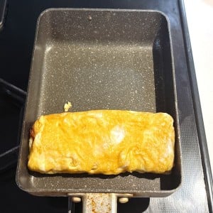 「大さじ1入れるだけ」いつもの玉子焼きが“冷めてもしっとりおいしくなる”裏ワザ「ほんのり甘い」