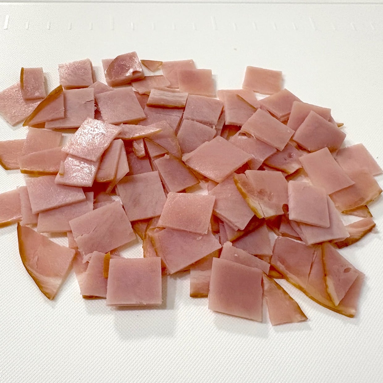  「ハムがくっつく…」を解決！最初のひと手間だけで“ほぐれやすくなる”簡単切り方テク「助かる！」 