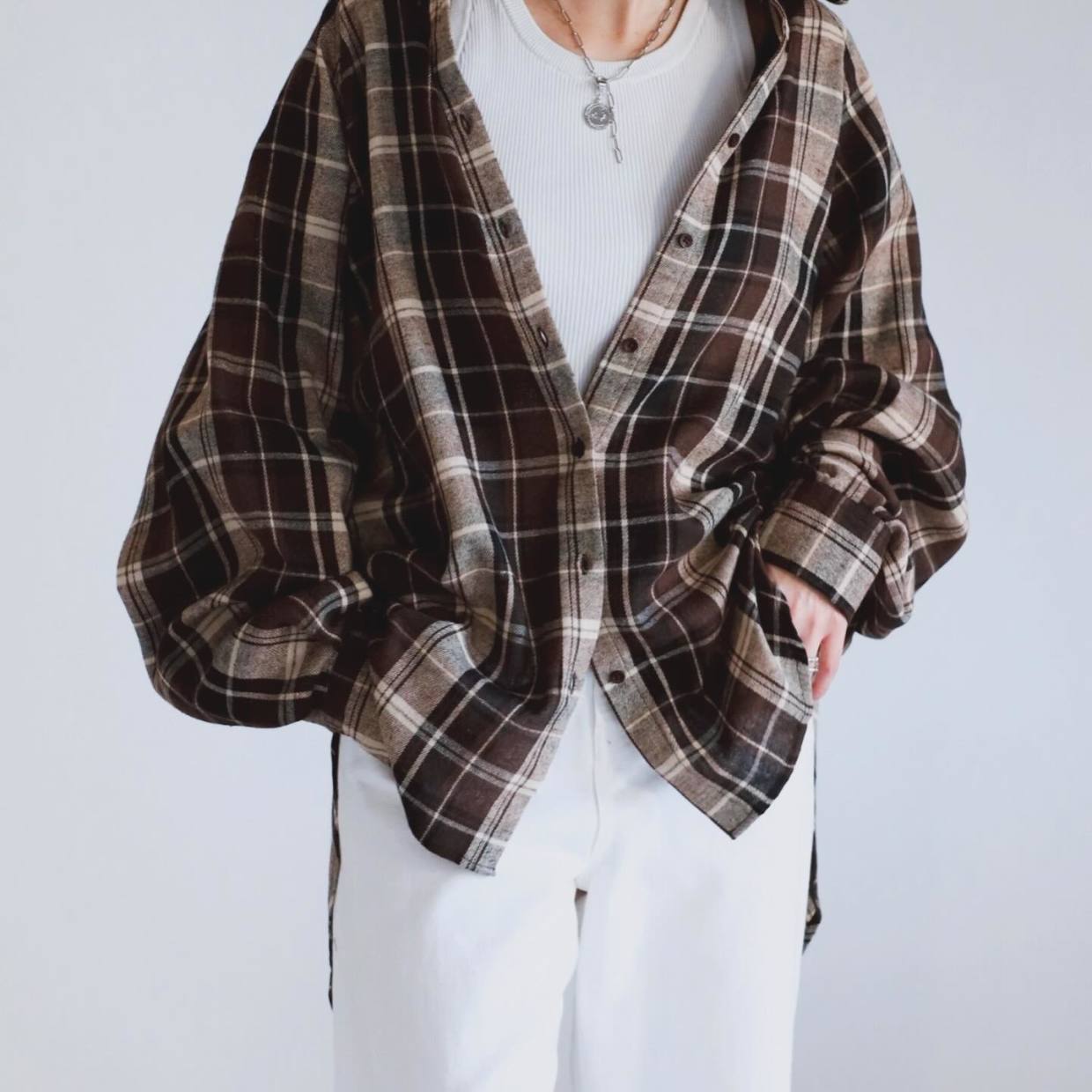  「おしゃれさんだよね」と噂されちゃう。40代の垢抜けチェックシャツコーデ3選 