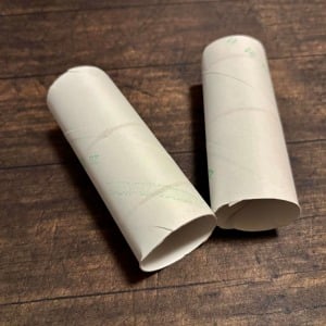 意外と使えるじゃん。「トイレットペーパーの芯」とスマホを組み合わせる【驚きのアイデア】